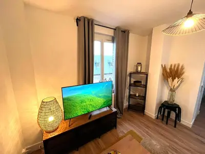 Télévision ou salle de divertissement dans l'établissement Charmant T2 à Reims, parfait pour couples ou professionnels - FR-1-870-18