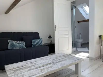 Coin salon dans l'établissement Duplex lumineux à Reims - 2 chambres, moderne et confortable - FR-1-870-12