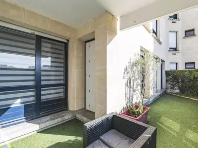 Jardin de l'établissement Appartement spacieux avec terrasse privative à Reims - FR-1-870-7