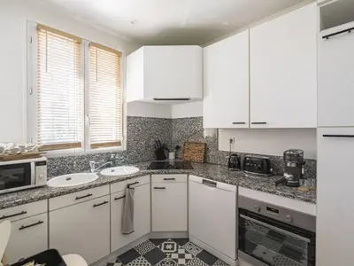 Cuisine ou kitchenette dans l'établissement Duplex Élégant au Cœur de Reims - 2 Chambres - FR-1-870-15