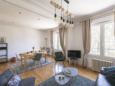 Coin salon dans l'établissement Duplex Élégant au Cœur de Reims - 2 Chambres - FR-1-870-15