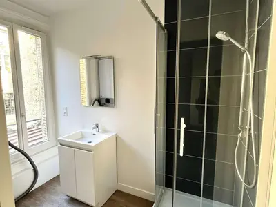 Plan de l'établissement Spacieux 4 Chambres au Centre de Reims avec Internet Inclus - FR-1-870-26