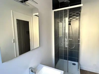 Plan de l'établissement Spacieux 4 Chambres au Centre de Reims avec Internet Inclus - FR-1-870-26