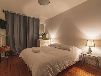 Plan de l'établissement Ancien bar transformé à Reims - 3 chambres, 2 salles de bain - FR-1-870-27