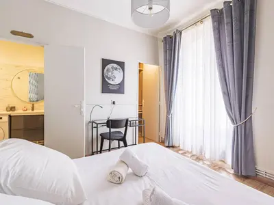Un ou plusieurs lits dans un hébergement de l'établissement Appartement Chic à Reims, Wi-Fi Gratuit - FR-1-870-22
