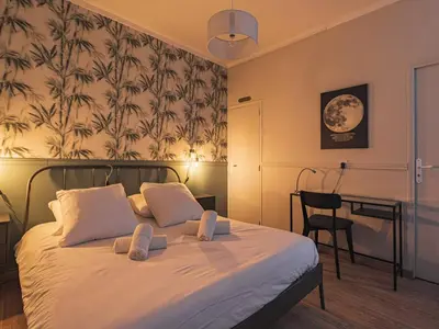Un ou plusieurs lits dans un hébergement de l'établissement Appartement Chic à Reims, Wi-Fi Gratuit - FR-1-870-22