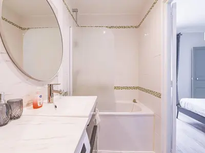 Salle de bains dans l'établissement Appartement Chic à Reims, Wi-Fi Gratuit - FR-1-870-22