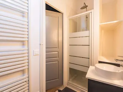 Salle de bains dans l'établissement Appartement Lumière Hypercentre avec Wi-Fi à Reims - FR-1-870-14