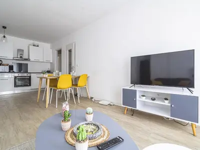 Cuisine ou kitchenette dans l'établissement Appartement Lumineux avec WiFi au Cœur de Reims - FR-1-870-25