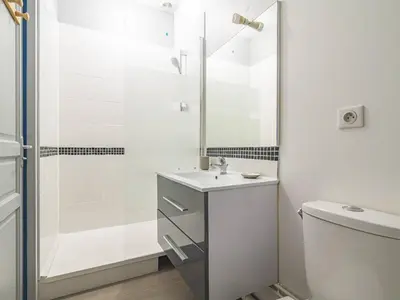 Salle de bains dans l'établissement Appartement Chic à Reims, Confort & Élégance - FR-1-870-28