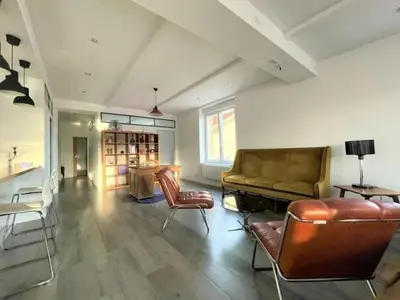 Coin salon dans l'établissement Grand Appartement 2 Chambres au Cœur de Reims - FR-1-870-34