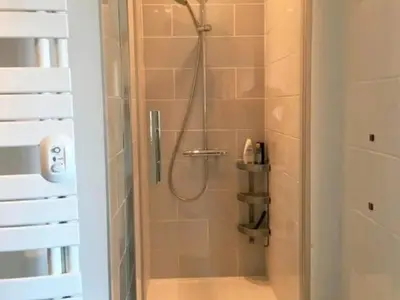 Salle de bains dans l'établissement Grand Appartement 2 Chambres au Cœur de Reims - FR-1-870-34