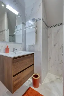 Salle de bains dans l'établissement Le Jardin de Marie - Disney 30 min - Clim & Wifi