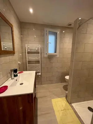 Salle de bains dans l'établissement Loue rez de maison 3mn de la plage
