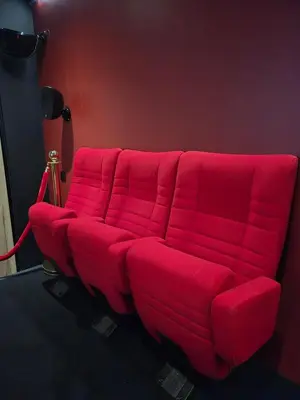 Coin salon dans l'établissement Hollywood Spa Jacuzzi - Cinéma