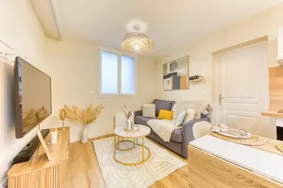 Télévision ou salle de divertissement dans l'établissement Appartement 4 personnes jardin cine jeux compiegne