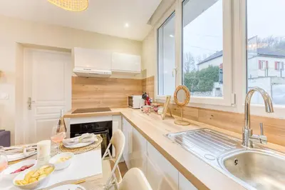 Cuisine ou kitchenette dans l'établissement Appartement 4 personnes jardin cine jeux compiegne