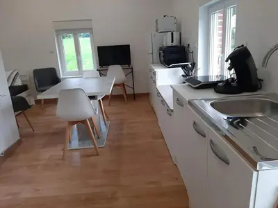 Cuisine ou kitchenette dans l'établissement Studio confortable à Barzy-en-Thiérache, 32 m² avec terrasse