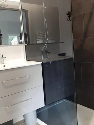 Salle de bains dans l'établissement Studio confortable à Barzy-en-Thiérache, 32 m² avec terrasse