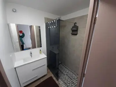 Salle de bains dans l'établissement Studio 4 personnes à Barzy-en-Thiérache