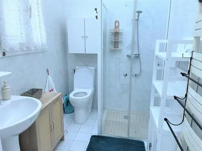 Salle de bains dans l'établissement Maison avec jardin au centre de Chateau-Thierry