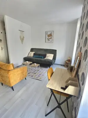 Coin salon dans l'établissement Studio Chill a Reims 2 personnes Ideal pour les beaux jours -15pourcents long séjour