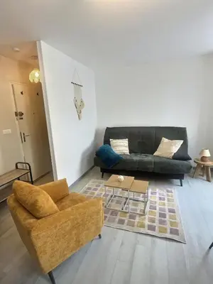 Coin salon dans l'établissement Studio Chill a Reims 2 personnes Ideal pour les beaux jours -15pourcents long séjour