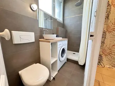 Salle de bains dans l'établissement 2 rooms lumineux en plein centre