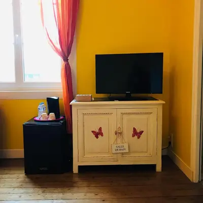 Télévision ou salle de divertissement dans l'établissement Les 3 Tilleuls