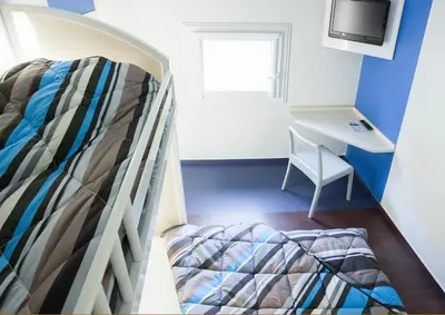 Un ou plusieurs lits dans un hébergement de l'établissement ENZO Hotels 1er PRIX