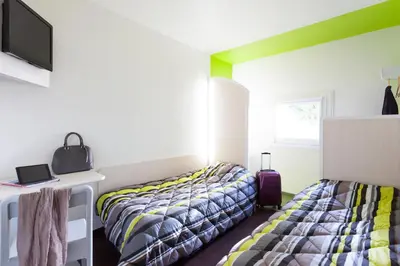 Un ou plusieurs lits dans un hébergement de l'établissement ENZO Hotels 1er PRIX