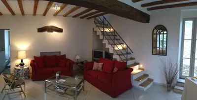 Coin salon dans l'établissement Les Marronniers