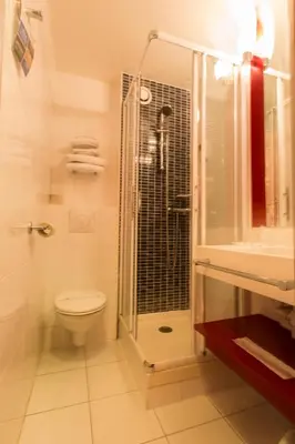 Salle de bains dans l'établissement Hôtel Inn Design & Restaurant Sedan
