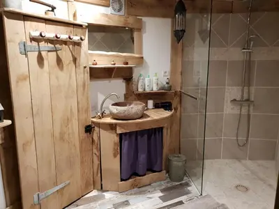 Salle de bains dans l'établissement Le Coeur De La Foret