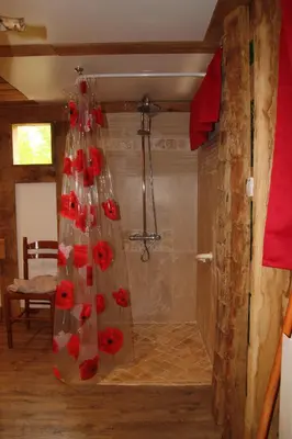 Salle de bains dans l'établissement Le Coeur De La Foret