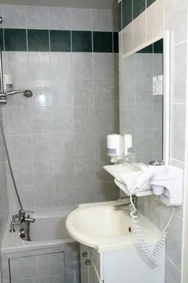 Salle de bains dans l'établissement Hôtel Le Régent