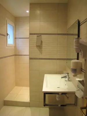 Salle de bains dans l'établissement Hôtel Le Régent