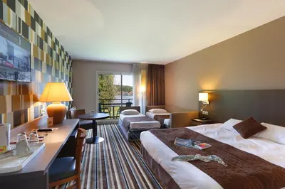 Un ou plusieurs lits dans un hébergement de l'établissement Hôtel du Golf de l'Ailette, The Originals Relais