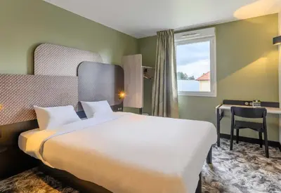 Un ou plusieurs lits dans un hébergement de l'établissement B&B HOTEL Compiègne Thourotte