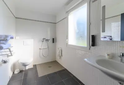 Salle de bains dans l'établissement B&B HOTEL Compiègne Thourotte