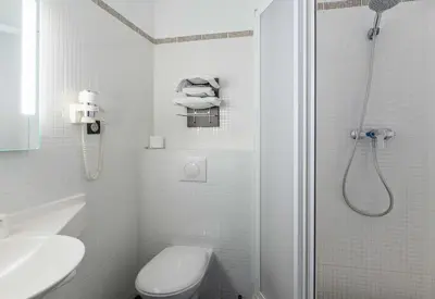Salle de bains dans l'établissement B&B HOTEL Compiègne Thourotte