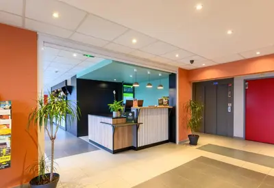 Hall ou réception de l'établissement B&B HOTEL Compiègne Thourotte