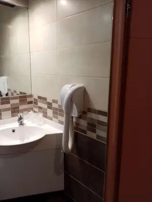 Salle de bains dans l'établissement Brit Hotel St-Quentin/Nord