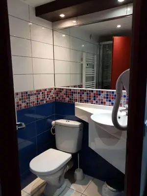 Salle de bains dans l'établissement Brit Hotel St-Quentin/Nord