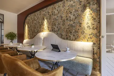 Coin salon dans l'établissement Sure Hotel by Best Western Saint-Quentin Ouest Le pot d étain