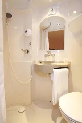 Salle de bains dans l'établissement Première Classe Epernay