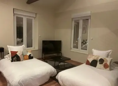 Un ou plusieurs lits dans un hébergement de l'établissement Hôtel Le Dormeur du Val