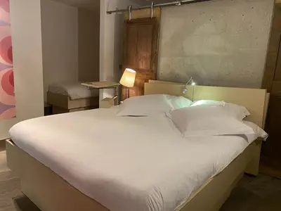 Un ou plusieurs lits dans un hébergement de l'établissement Hôtel Le Dormeur du Val