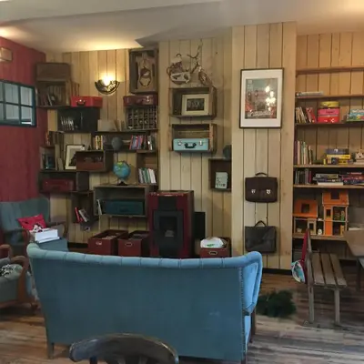 Coin salon dans l'établissement L'école est finie !