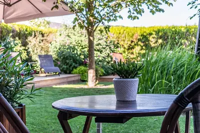 Jardin de l'établissement Clos du Mont Rouge